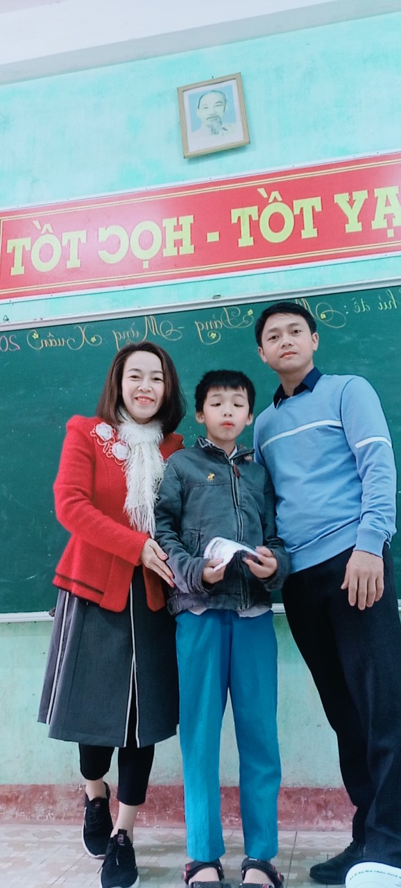 Nhà trường và Liện đội tặng 19 xuất quà cho học sinh có hoàn cảnh khó khăn trước dịp Tết nguyên đán Quý mão 2023 T